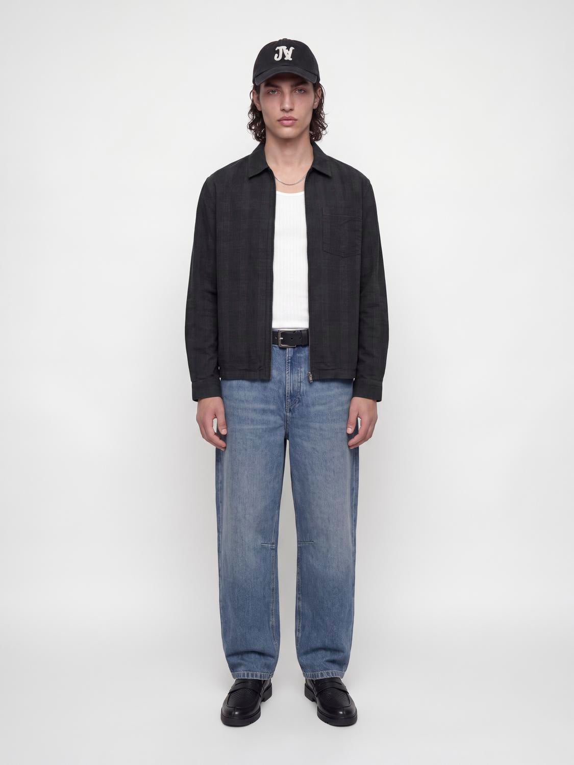 model_shot-front_full
